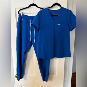 Figs Scrub Set Large Pants (joggers) and Medium top (one pocket)
